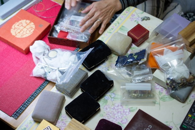 仕分けした貴金属や時計などの遺品