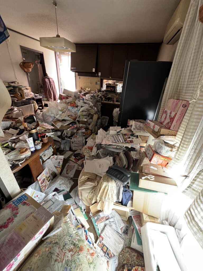 加古川市の一戸建て、ゴミ屋敷のお片付けの作業前